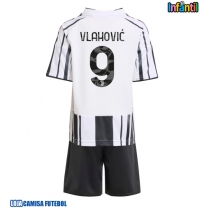 Camisa de Futebol Juventus Dusan Vlahovic #9 Equipamento Principal Infantil 2025-26 Manga Curta (+ Calças curtas)